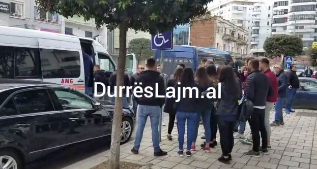 Demokratët nga Durrësi nisen me furgonë, të rinj e të reja protestues (VIDEO)