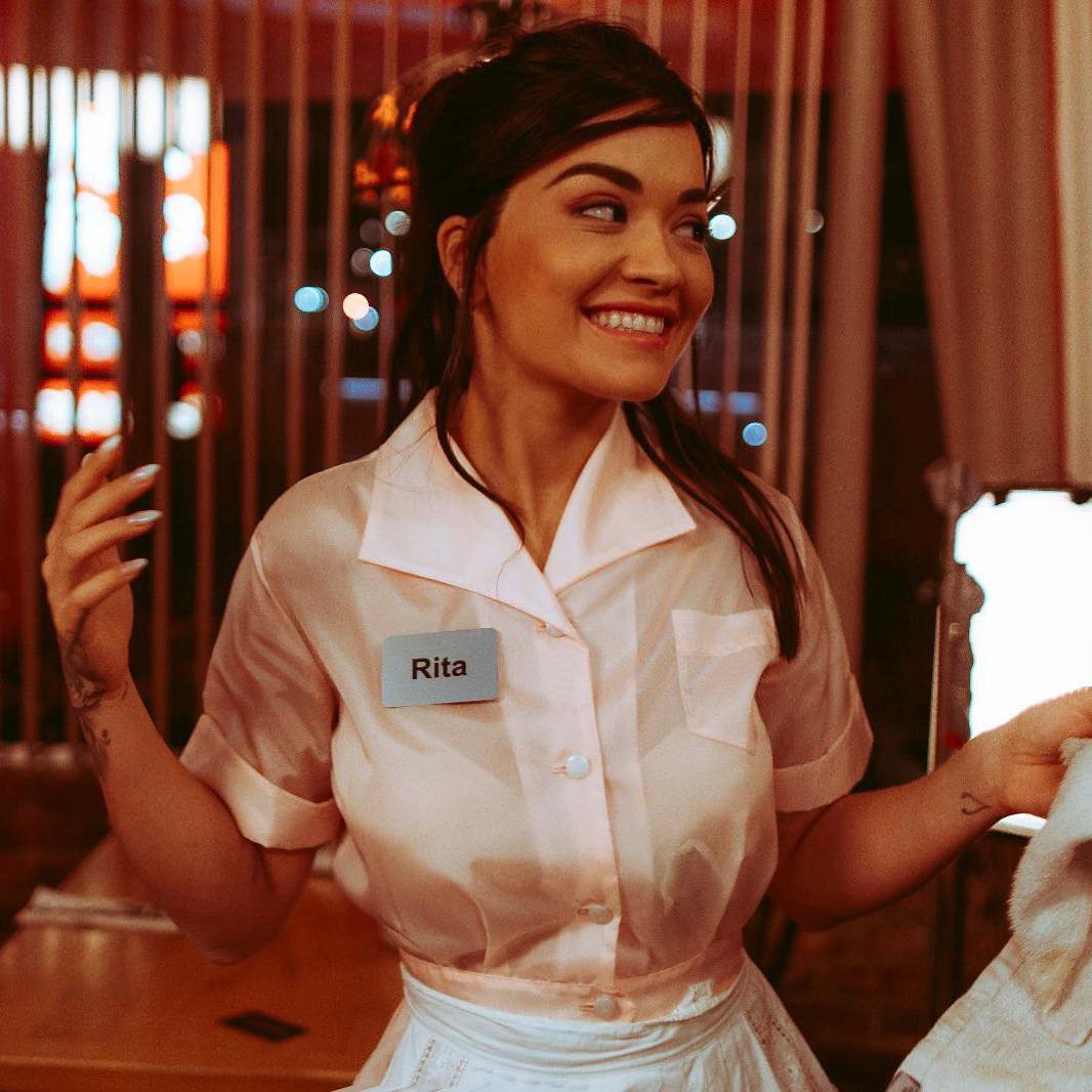 Një kamariere si Rita Ora: Mos harroni të më lini bakshish