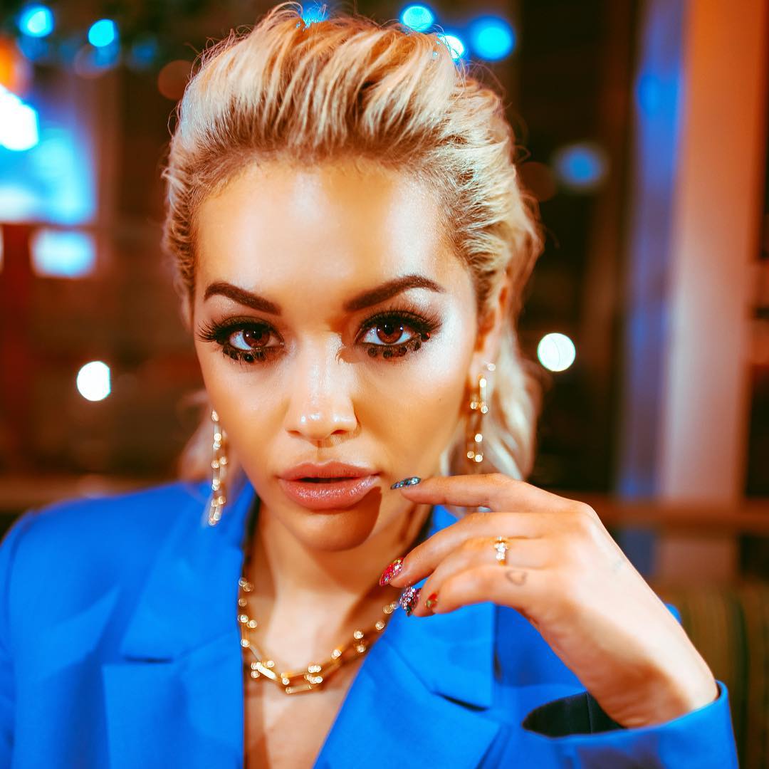 Rita Ora tregon sekretet e fotografisë perfekte, e ndihmojnë dhe miqtë
