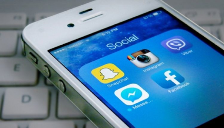 Studimi amerikan: Mediat sociale thellojnë vetminë