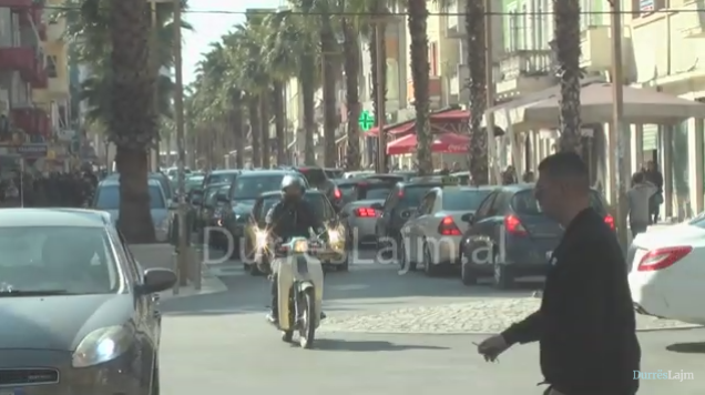 Ngushtimi i rrugëve dhe mungesa e parkimeve në Durrës/ Qytetarët të indinjuar: Kanë shkatërruar gjithçka! (VIDEO)