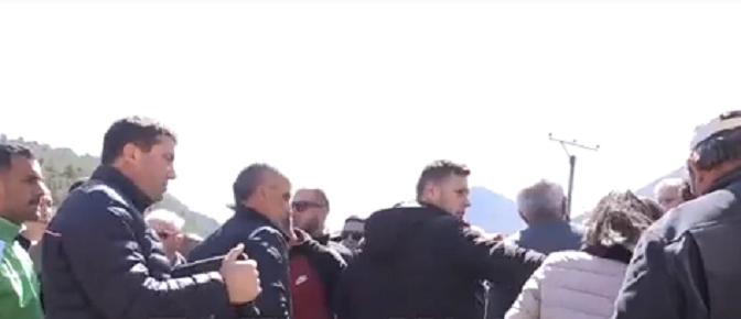 I theu telefonin qytetarit, procedohet punonjësi i bashkisë