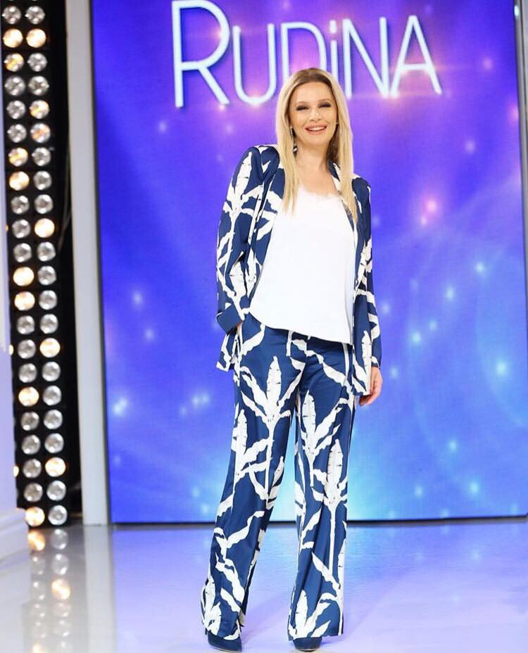 I ‘kopjoi’ veshjen, Bieta thumbon publikisht Rudinën (FOTO & VIDEO)