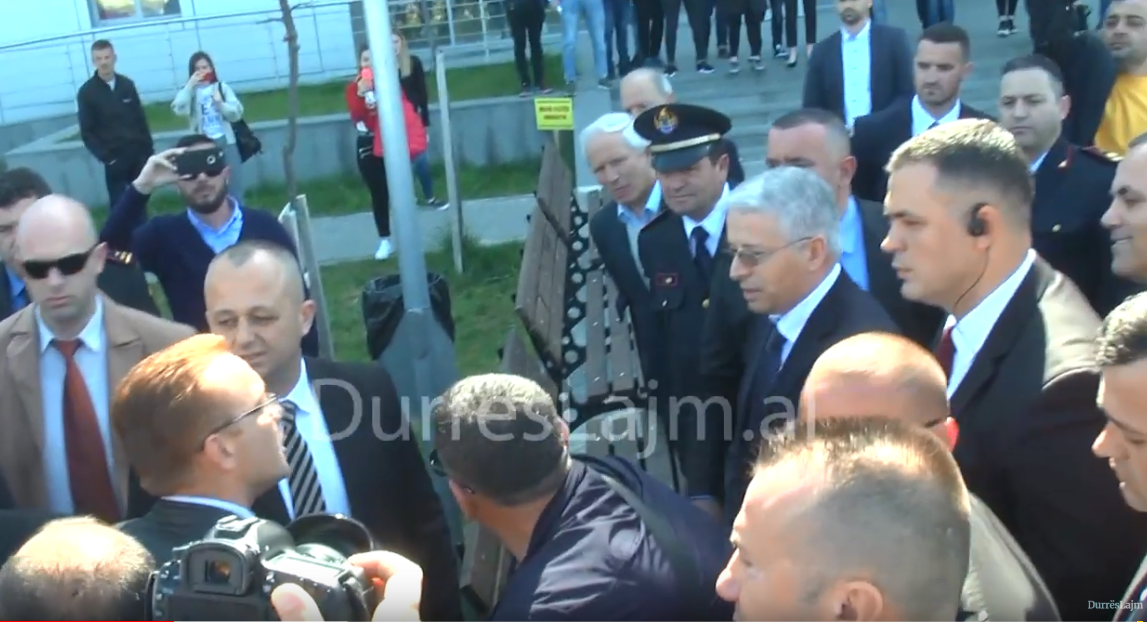 Pyetjet e studentëve të Durrësit që “mbërthyen” ministrin Lleshaj (VIDEO)