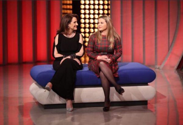 Prindërit braktisën fëmijët që të shkonin në emigrim/ Vajza emocionon me veprimin që bëri për ta