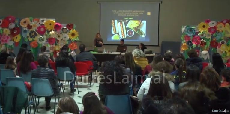 VIDEO/ “Të ushqyerit shëndetshëm dhe aktiviteti sportiv”, trajneri italian dhe dietologia këshillojnë prindër e fëmijë në Durrës