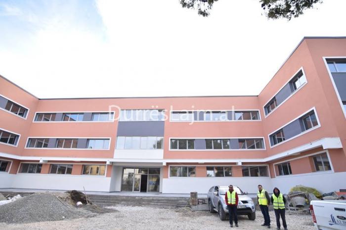 Durrës, drejt përfundimit shkolla “Beqir Çela”. Drejtori Mërkuri: Nevojitet rikonstruksion i godinës ekzistuese (FOTO)