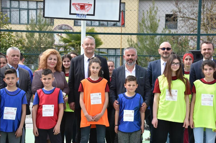 Shijak, fushë e re sportive për shkollën 9-vjeçare, investim 57 mijë euro nga Zvicra dhe Austria