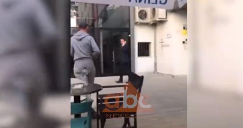 Momenti kur sulmohet me bojë Ralf Gjoni (VIDEO)