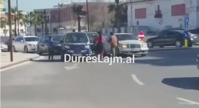 Vjedhje në mes të ditës në qendër të Durrësit (VIDEO)