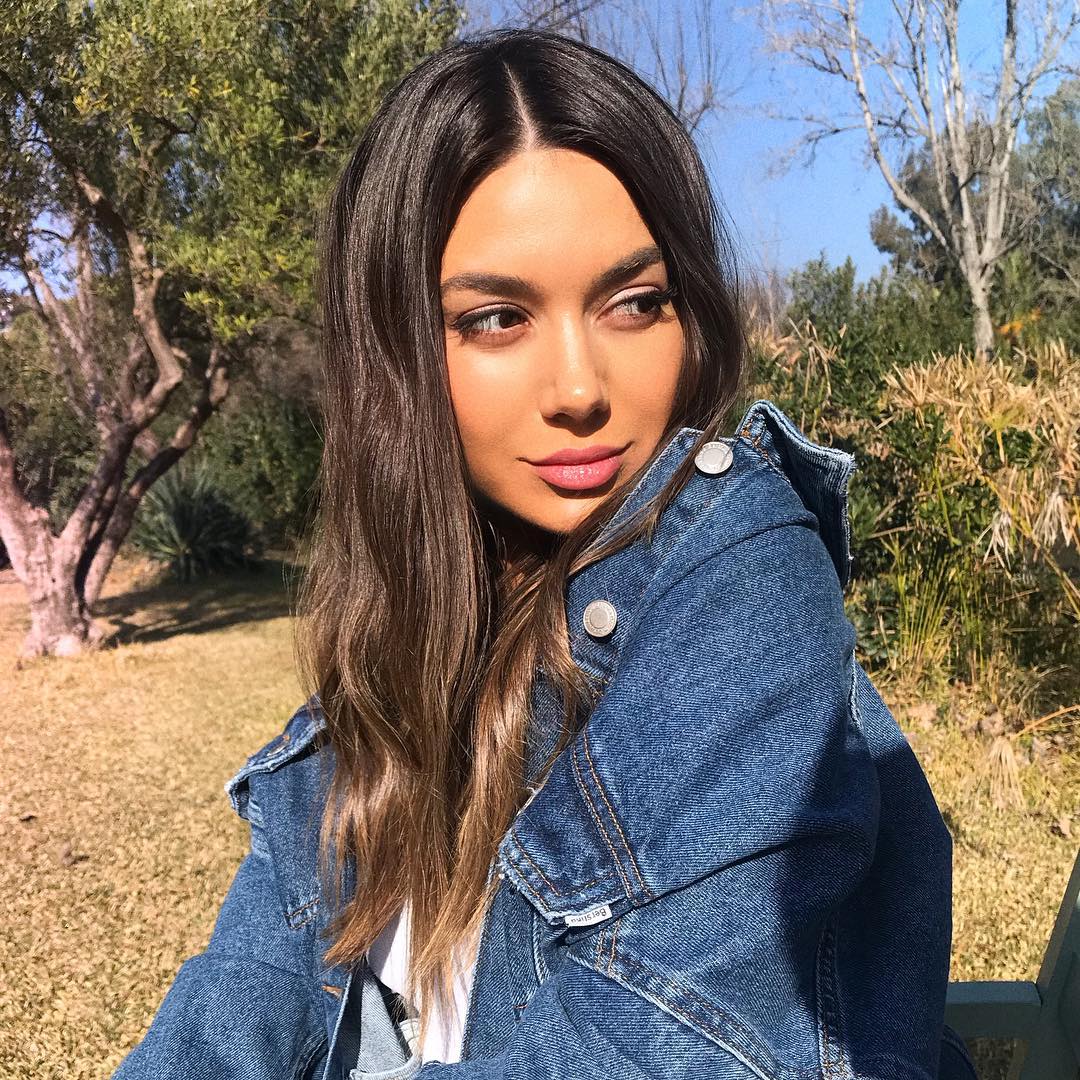 Elvana Gjata shkëlqen në premierën e filmit “2 Gisht Mjaltë” (FOTO)