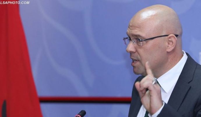 Manjani: Shqiptarët nuk janë vetëm! I gjithë Ballkani proteston!