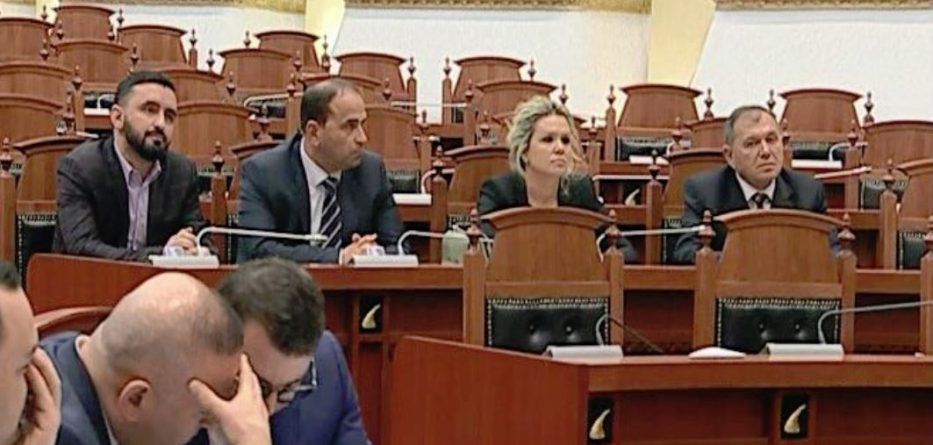 4 deputetët e LSI betohen në Parlament