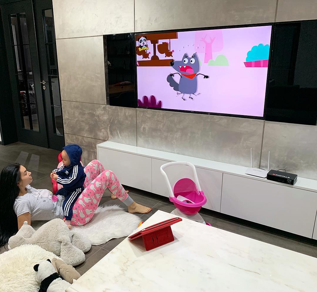 Dalin pamjet brenda vilës luksoze me pishinë të Zaiminës dhe Klodit