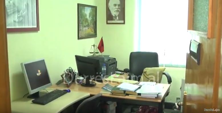 Në Gjykatën e Durrësit mungojnë sallat e gjykimit…seancat zhvillohen në zyra të pasigurta (VIDEO)