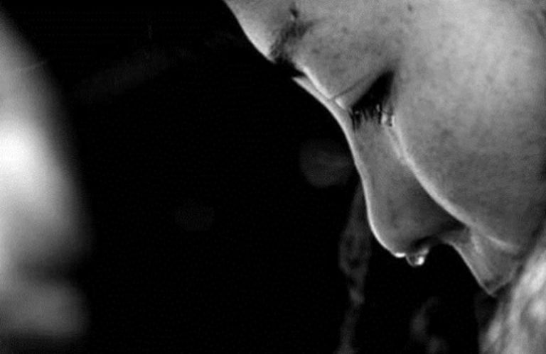 Rast monstruoz në Itali, shqiptari përdhunon ish-gruan në sy të djalit