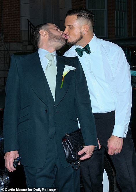 Martohet stilisti i njohur, dasma mbledh yjet e “Show Biz” (FOTO)