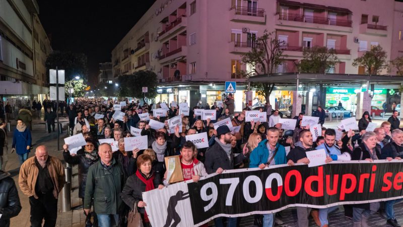 “Zarfi” që po trondit Malin e Zi, protesta kundër Gjukanoviçit në Podgoricë