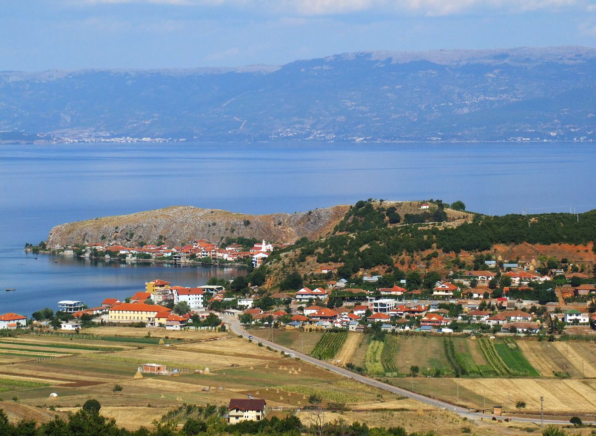 Hodhi plehra në liqen, procedohet kryeplaku i fshatit Lin