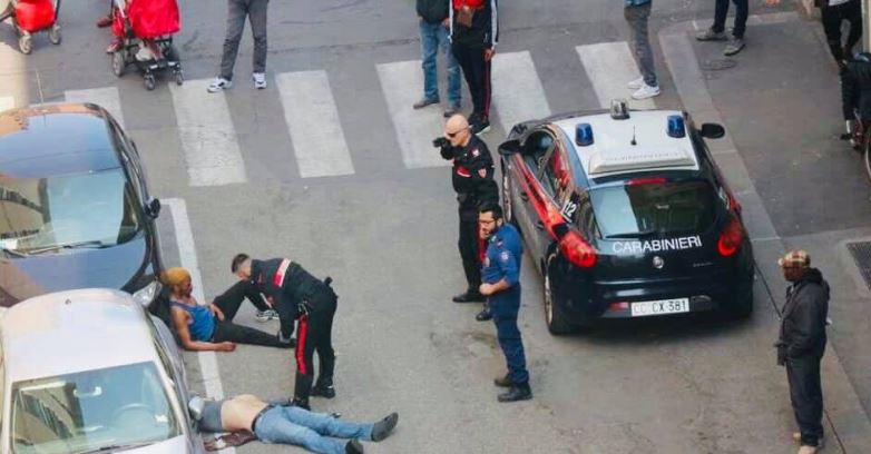 Përleshje për drogën mes shqiptarit dhe nigerianit, reagon ministri Salvini