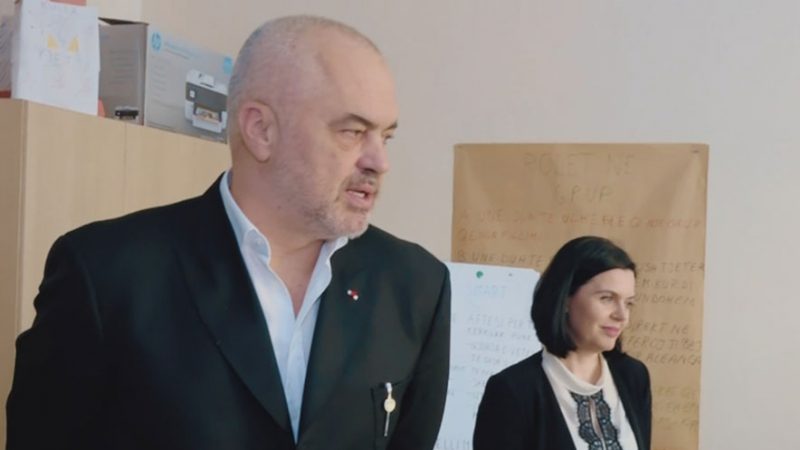 Rama vizitë “blic” në Durrës, njihet me programet e trajnimit për të papunët (VIDEO)