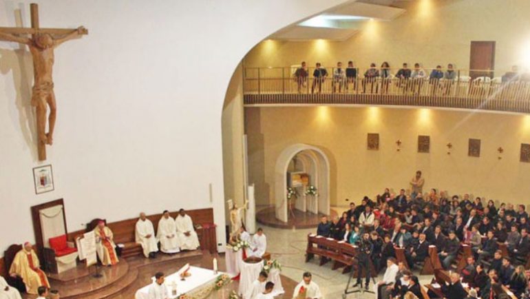 Besimtarët katolikë kremtojnë ringjalljen e Krishtit