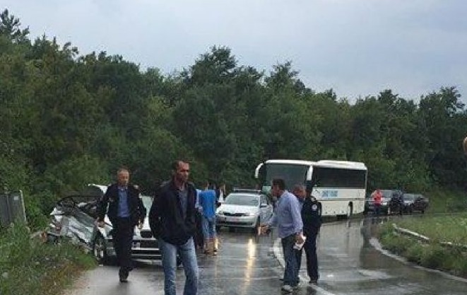 Autobusi përplaset me disa makina, raportohet për të lënduar