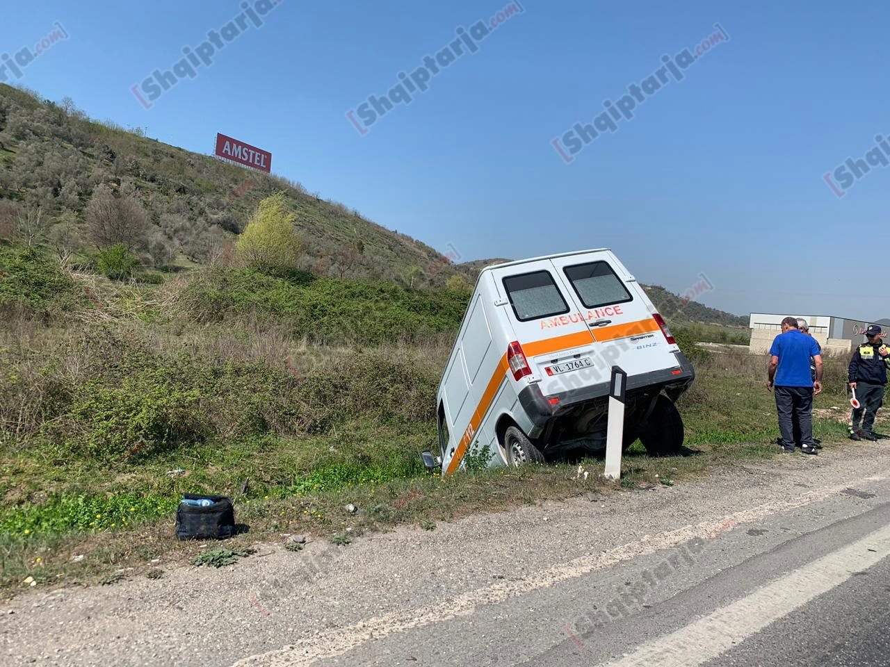 Ambulanca me shpejtësi del nga rruga në Maminas (FOTO)