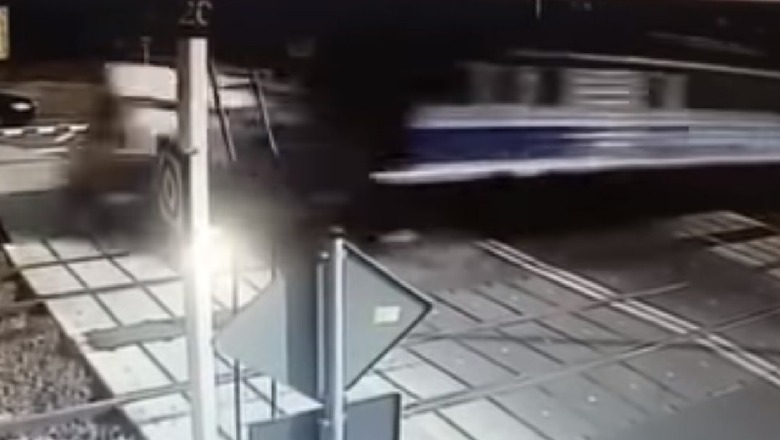VIDEO/ Ambulanca përplaset nga treni, dy të vdekur