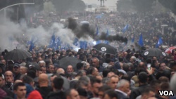 EuroNews dhe VOA transmetojnë LIVE protestën në Tiranë