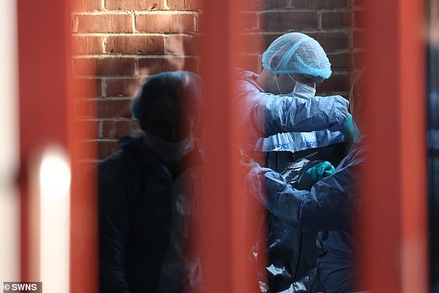 Vdekje misterioze/ Dy persona gjenden të vdekur në banesë