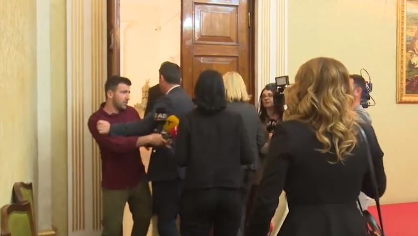 Gazetarët ngrihen në protestë pas intimidimeve të shumta. Shihni si u shty gazetari nga truproja e Arta Markut (VIDEO)