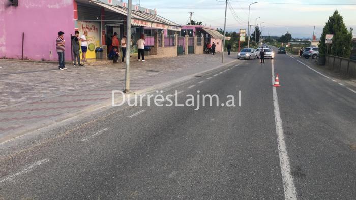 Aksident në Durrës, i riu përplaset nga automjeti dhe përfundon në spital (FOTO)