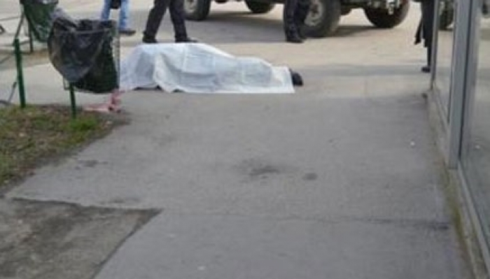 Gjendet i vdekur një burrë në rrugën afër spitalit