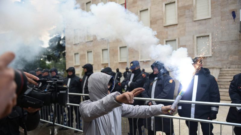 Policia shoqëron 20 protestues