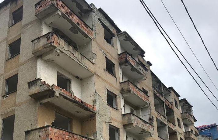 Shembet sot pallati 5-katësh i amortizuar me 30 kg eksploziv