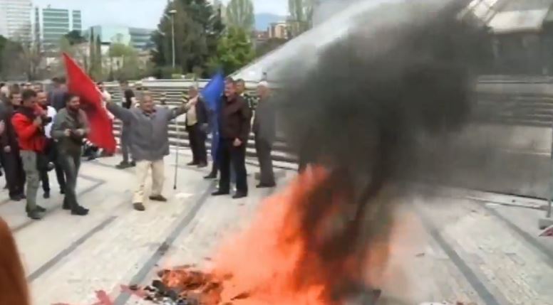 Në fund të protestës, të rinjtë protestues djegin “piramidën e Rilindjes”