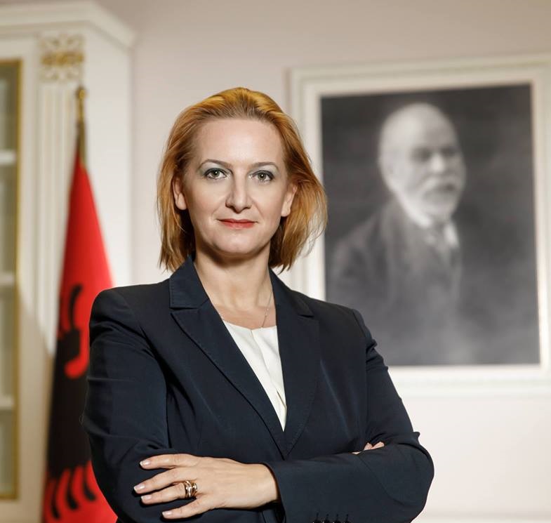 Ministrja Denaj njofton rritjen e pagave për 65 mijë punonjës: Kategoritë që përfitojnë