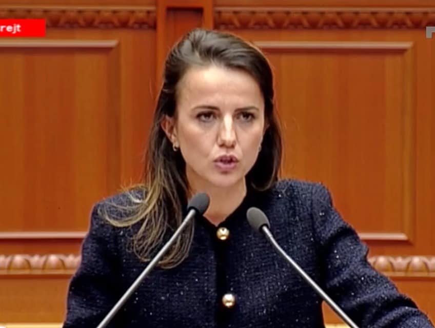 E sulmuan për homazhet e 2 prillit, Hajdari i kthehet PD-së: Keni 28 vjet me Ruçin, Islamin e Xhuvelin