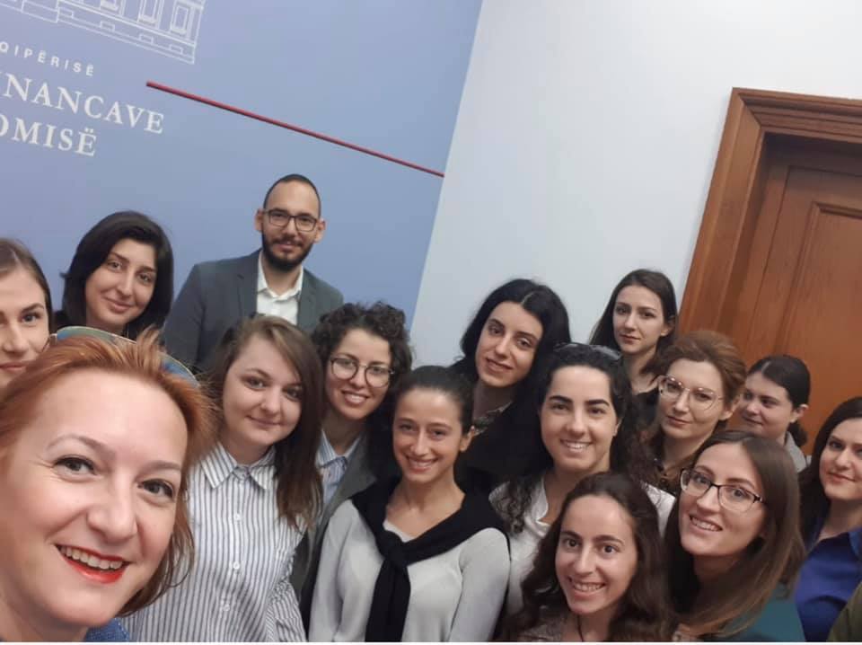 Rama publikon foton e studentëve të punësuar në administratë: Deri dje i ndante tepsia