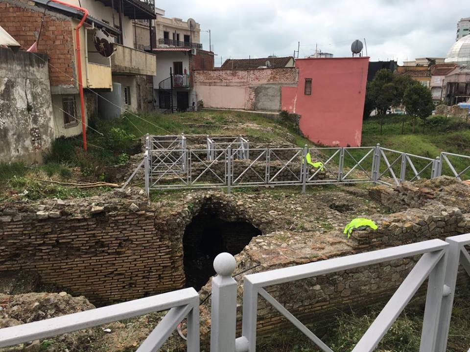 Durrës, punonjësit e DRKK angazhohen për pastrimin e amfiteatrit (FOTO)