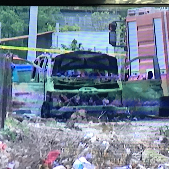 Grabitja në Rinas/ Gjendet një furgon i djegur me granata dhe kallashnikovë