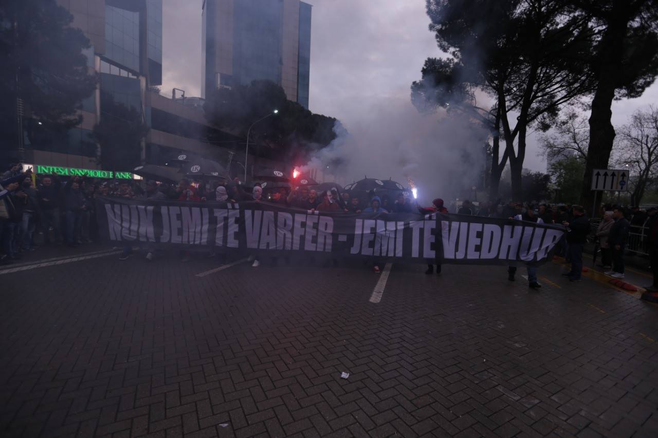 Manastirliu: 11 të lënduarit në protestë lënë spitalin në gjendje të stabilizuar