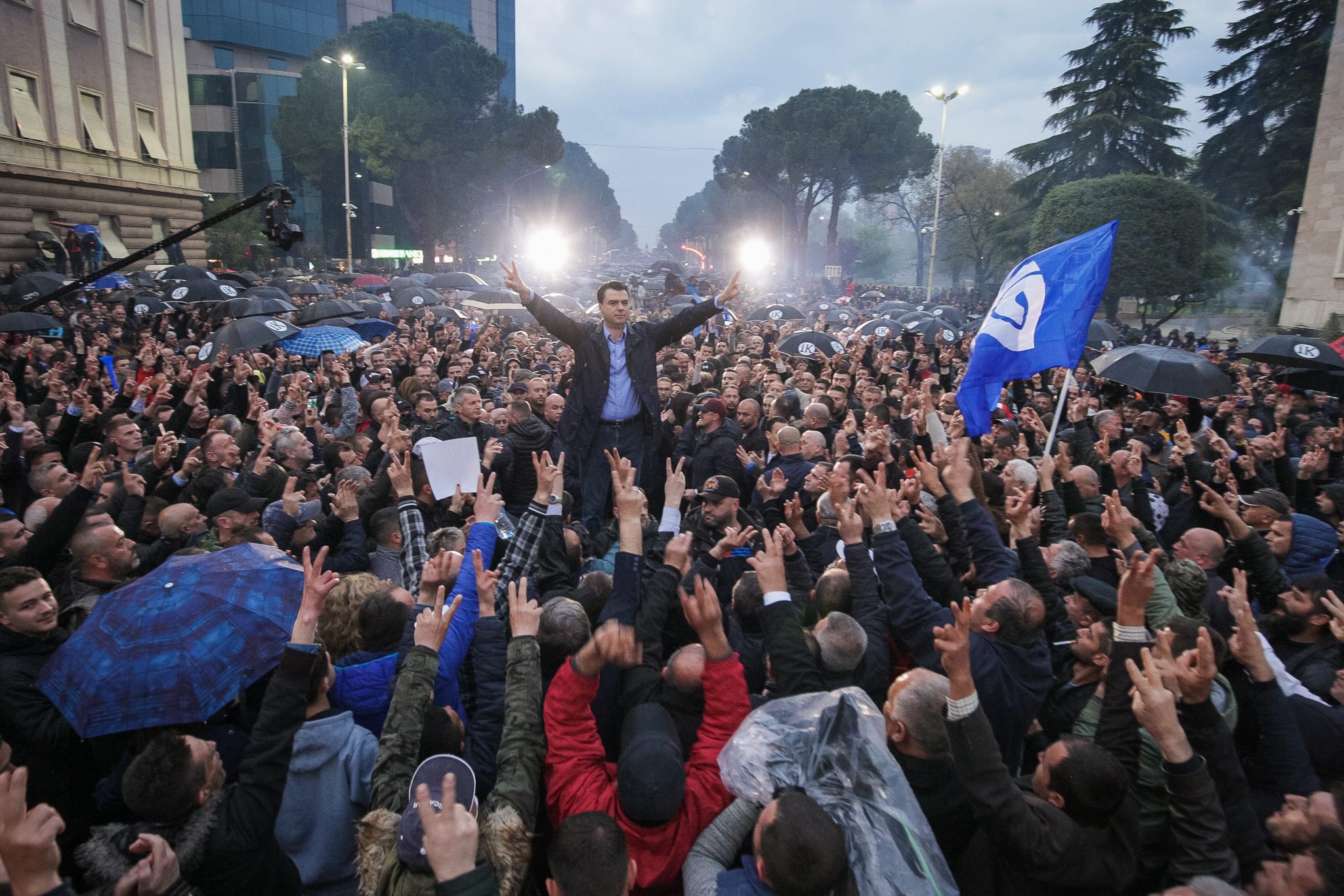 Basha: Jemi në krah të njerëzve që janë ngritur kundër qeverisë-bandë