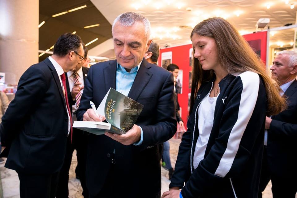 Biblioteka bosh dhe kafene plot, Meta apel të rinjve: Rikthehuni fuqishëm te libri