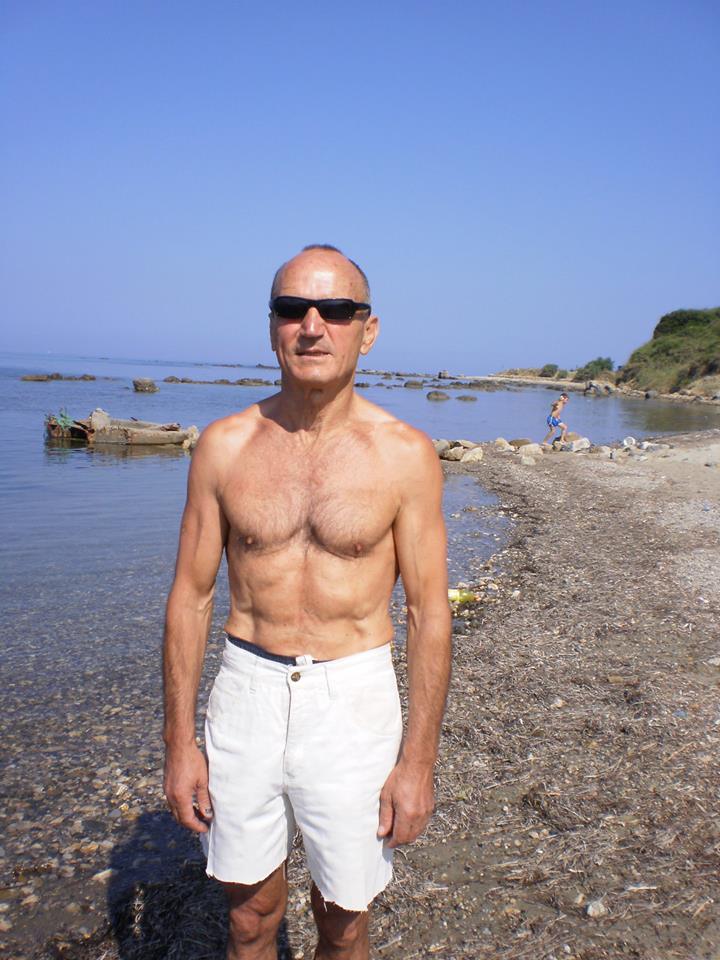 Sportisti i njohur në Durrës feston 77-vjetorin e lindjes