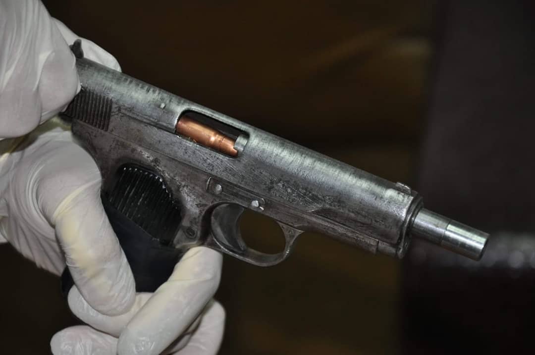 Tentoi t’i ikte policisë, 36-vjeçari kapet me armë të mbushur me fishekë