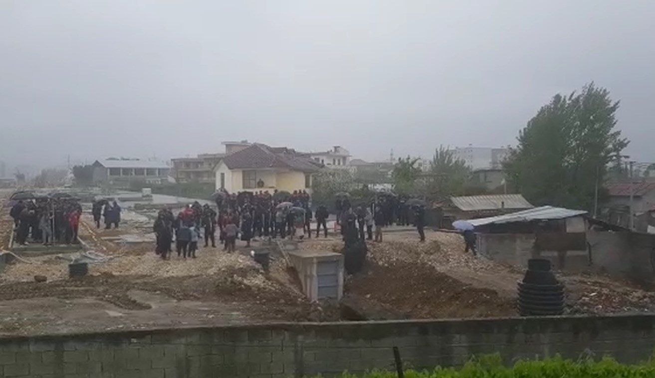 Me gurë dhe shkopinj në duar, banorët te Bregu i Lumit kundërshtojnë shembjen e banesave