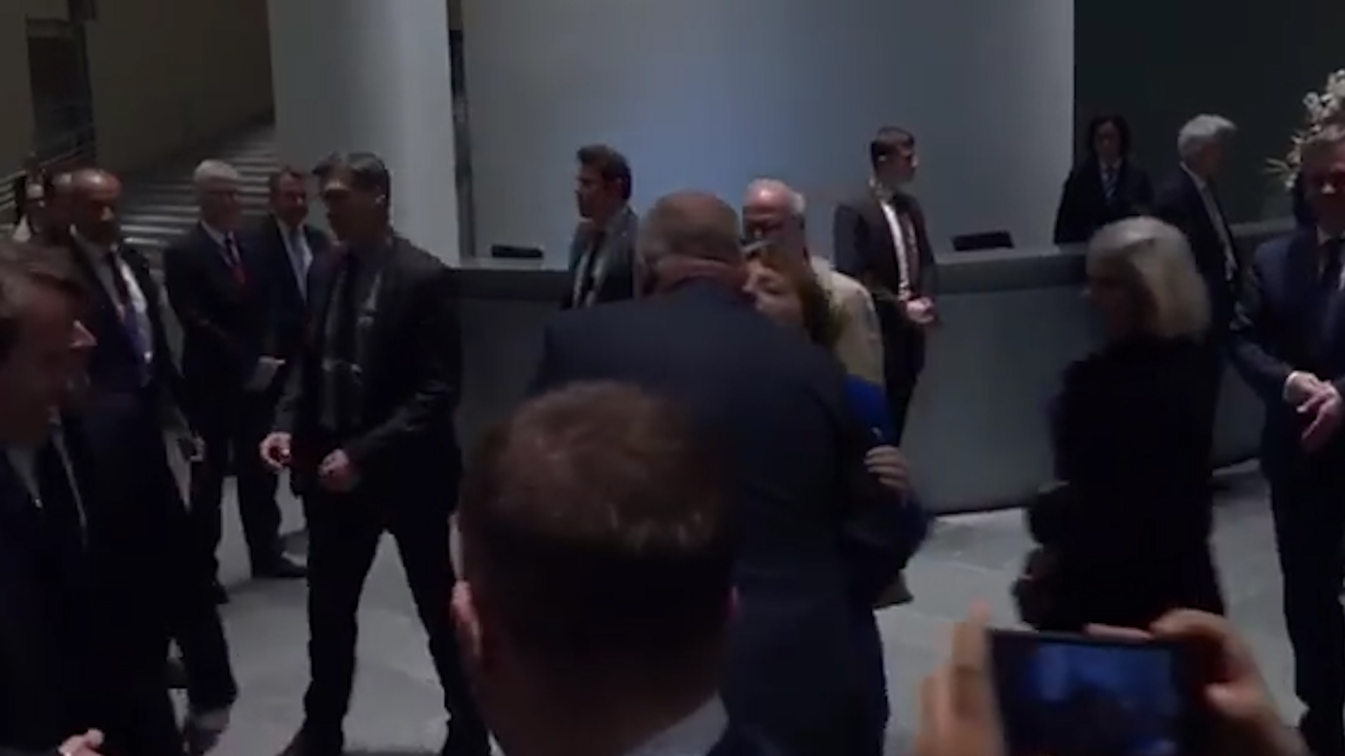 Përqafim të ngrohtë me Merkel, mister çfarë Rama i kërkoi Macronit (VIDEO)