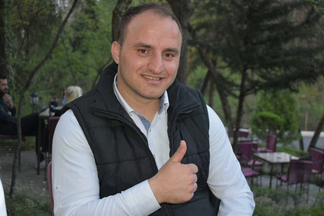 Historia e të riut durrsak që nuk pranoi të mbetej jetim